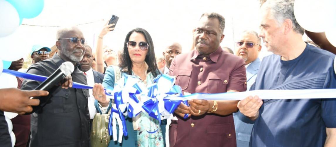 VP-Koung cuts ribbon